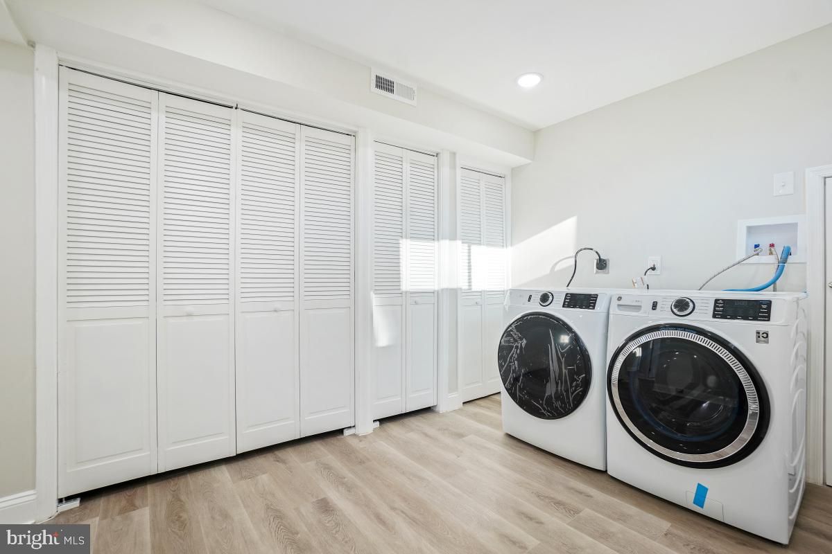 Interior, Recessed Lighting, Washer, Wood Texture Flooring