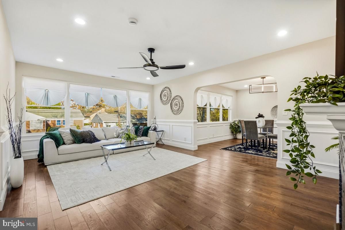 Dining room, Interior, Living room, Recessed Lighting, Wood Texture Flooring