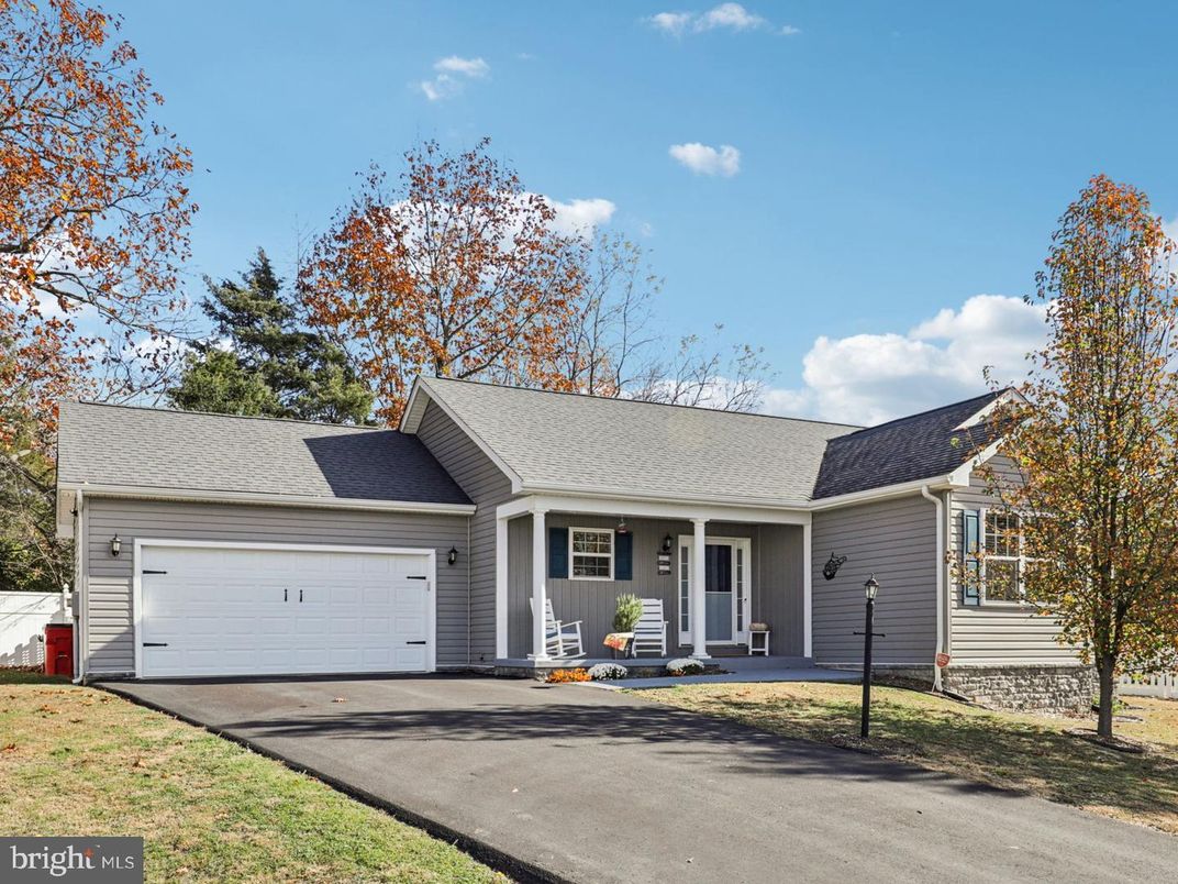 Attached, Exterior, Facade, Ranch