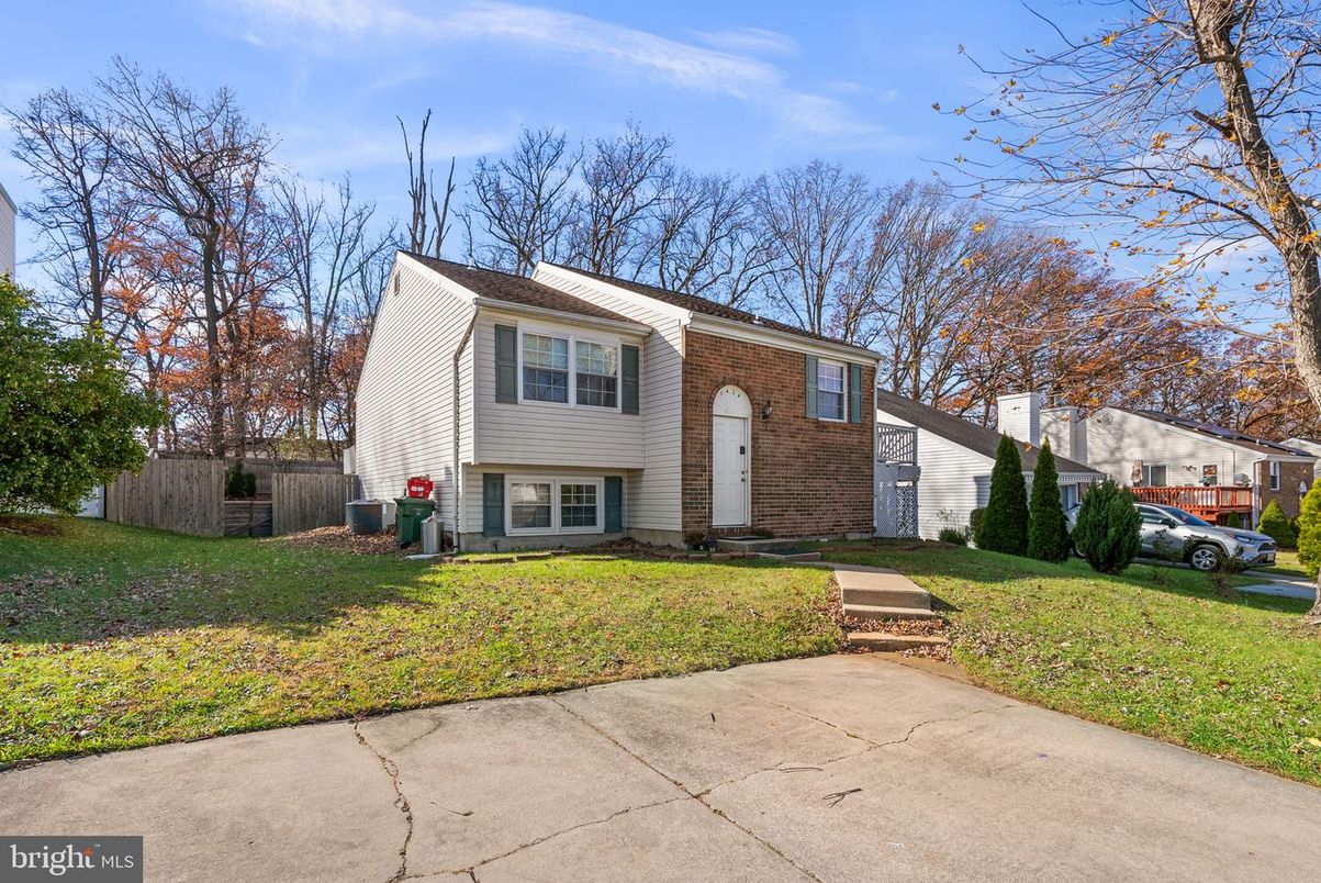 Exterior, Facade, Brick Facade, Raised Ranch