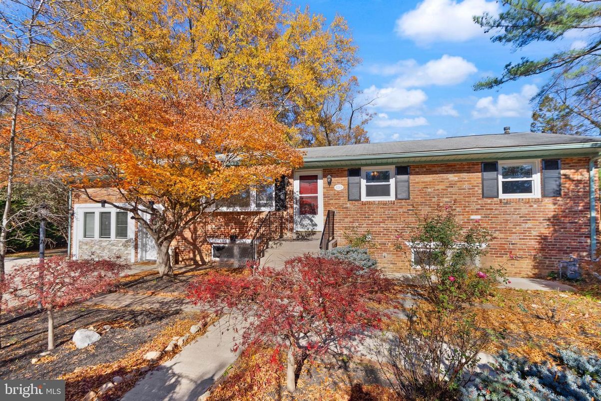 Exterior, Facade, Brick Facade, Split Level