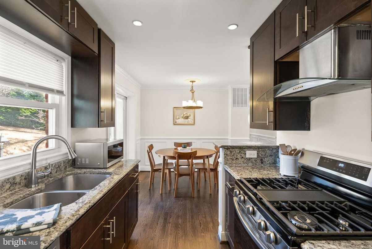 Dining room, Interior, Kitchen, Pendant Lights, Recessed Lighting, Stainless Steel Appliances, Wood Texture Flooring