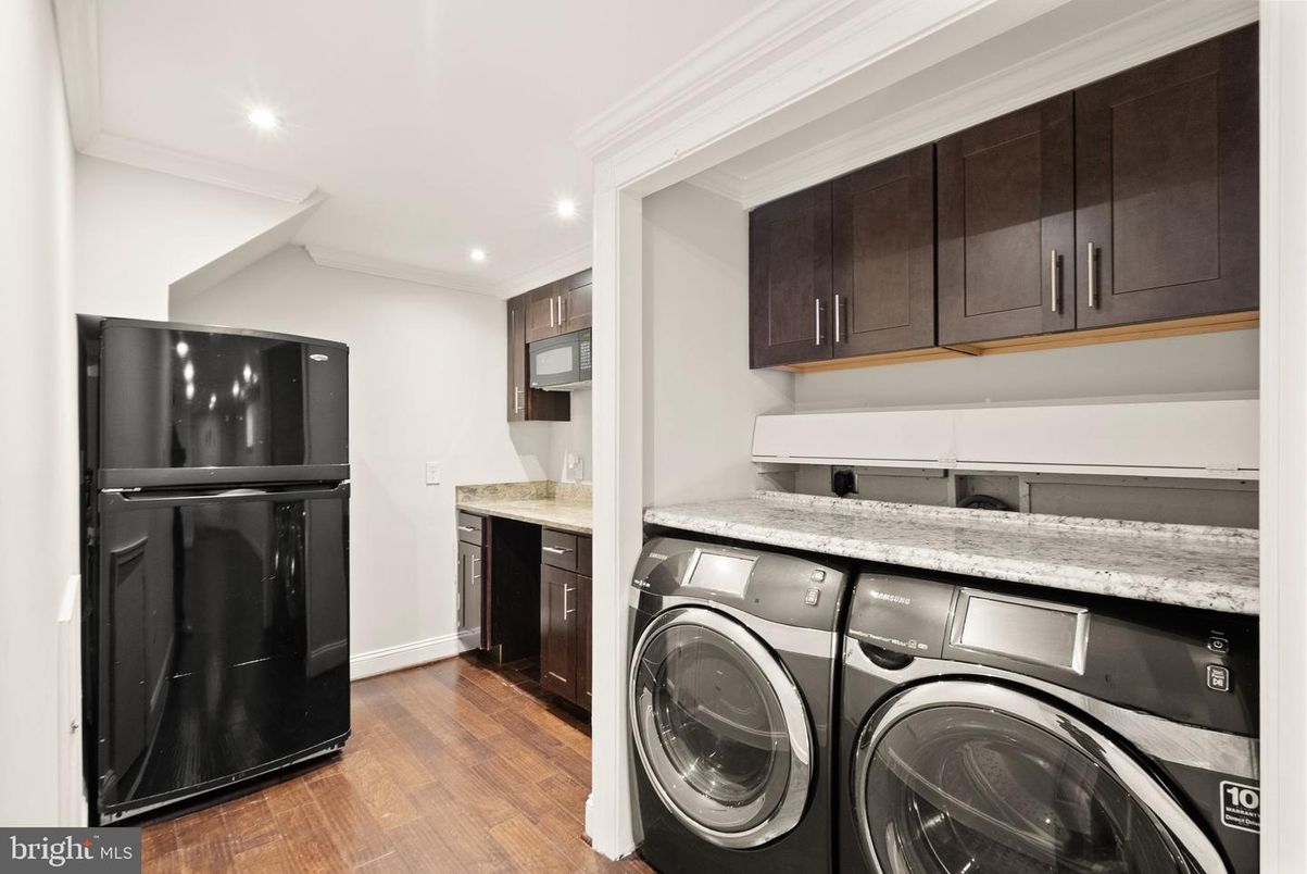 Interior, Recessed Lighting, Washer, Wood Texture Flooring