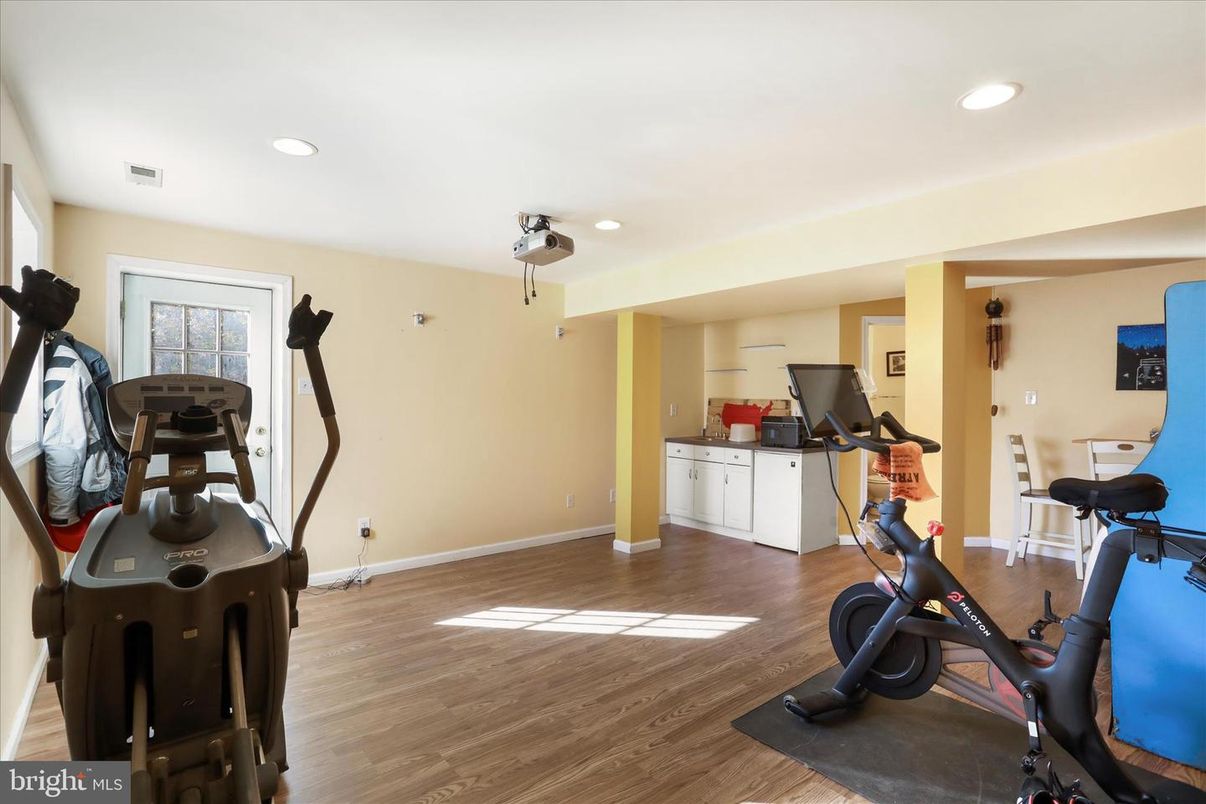 Fitness Equipment, Interior, Recessed Lighting, Wood Texture Flooring