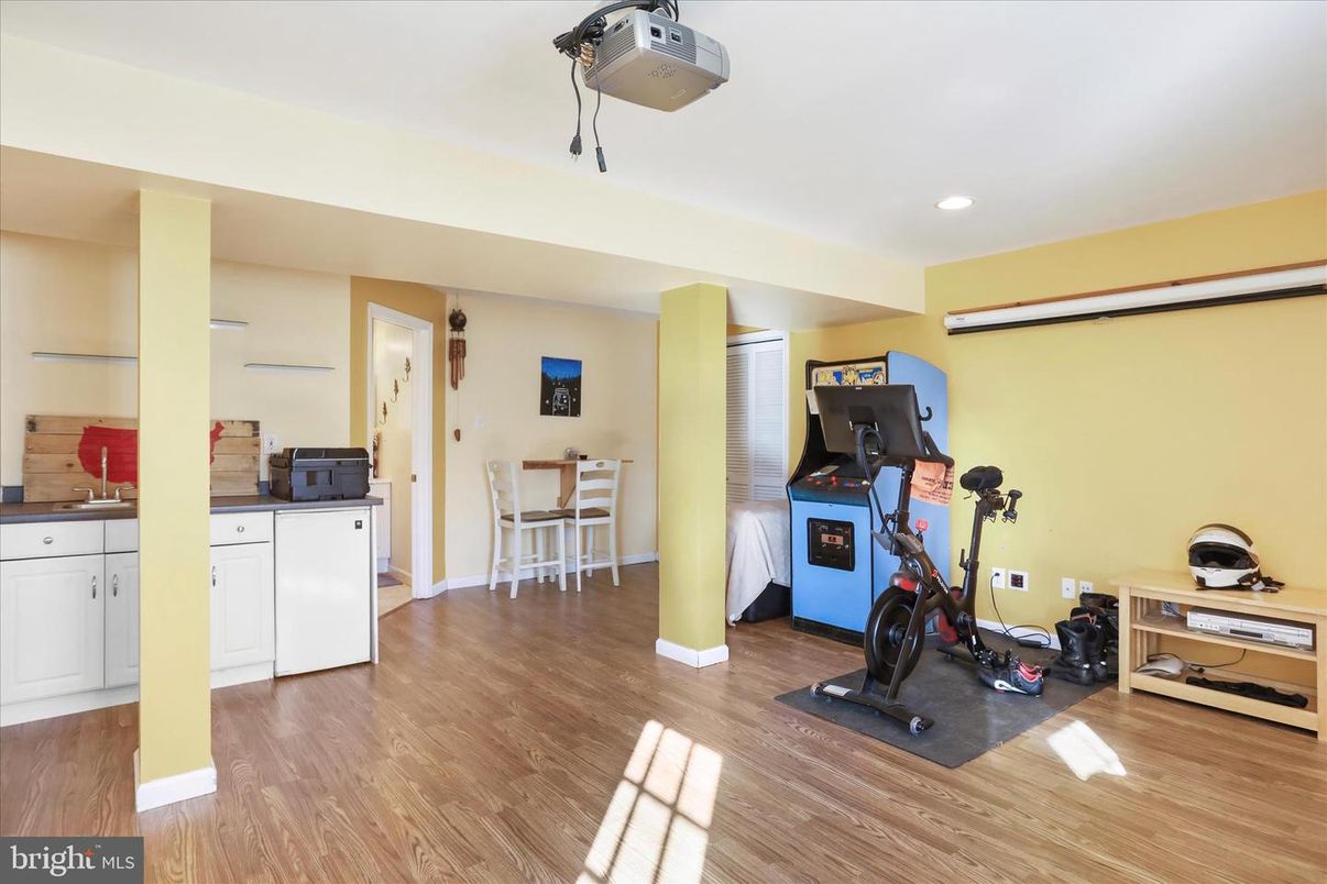 Fitness Equipment, Interior, Recessed Lighting, Wood Texture Flooring