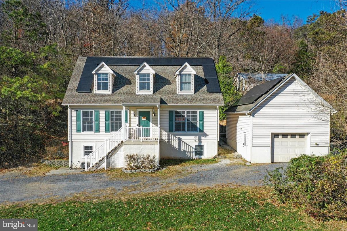 Attached, Exterior, Facade, Cape Cod