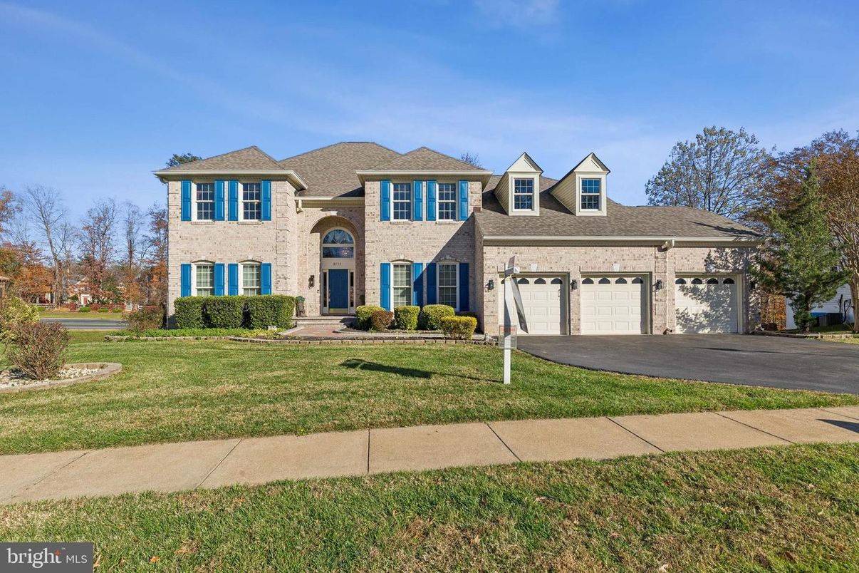 Attached, Exterior, Facade, French Provincial