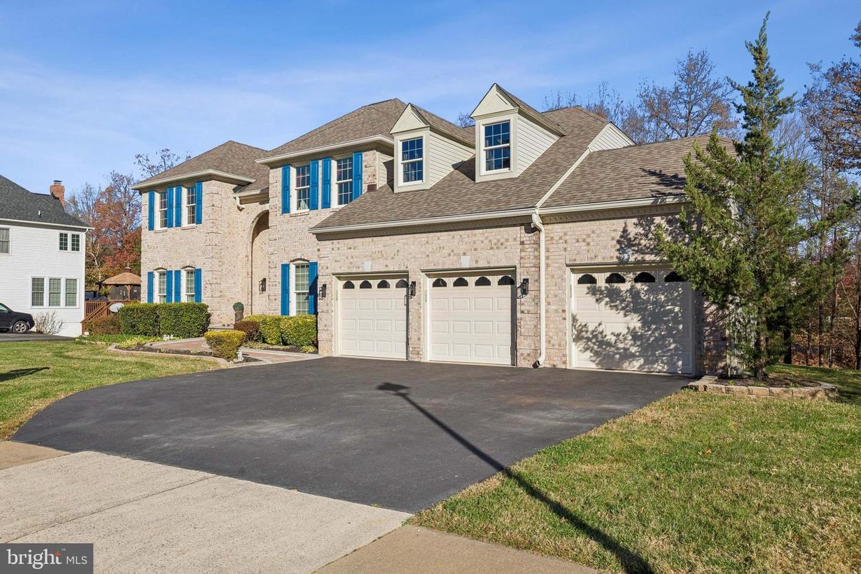 Attached, Exterior, Facade, French Provincial