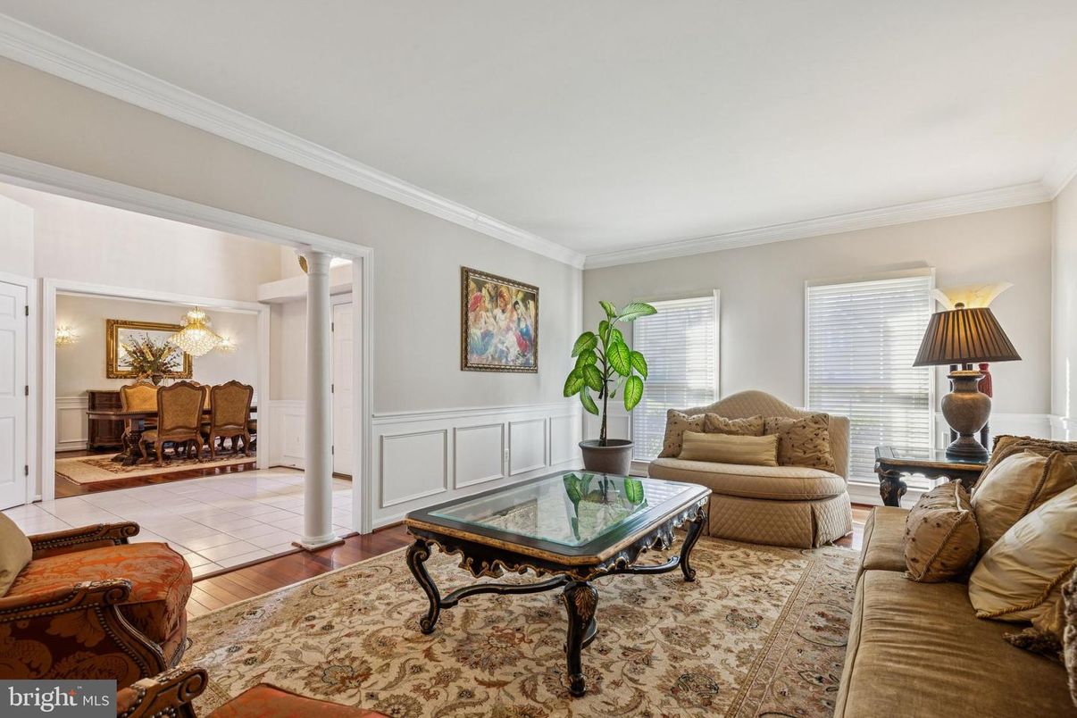 Chandelier, Dining room, Interior, Living room, Wood Texture Flooring