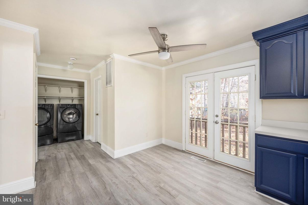 Interior, Washer, Wood Texture Flooring