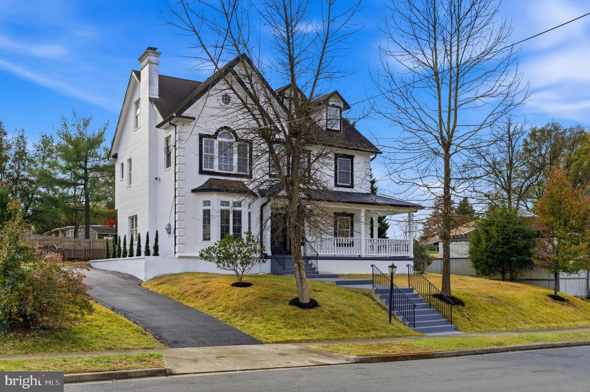 Exterior, Facade, Queen Anne Victorian