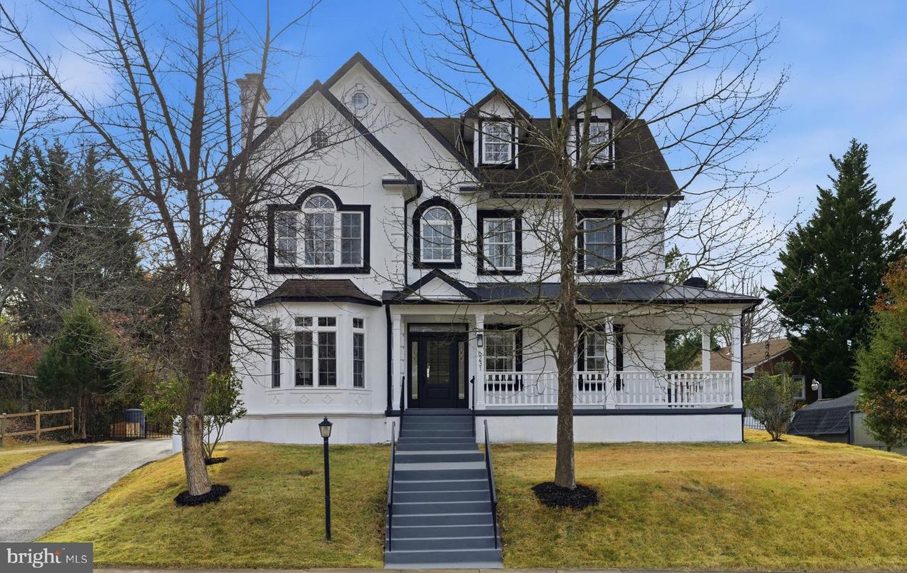 Exterior, Facade, Queen Anne Victorian