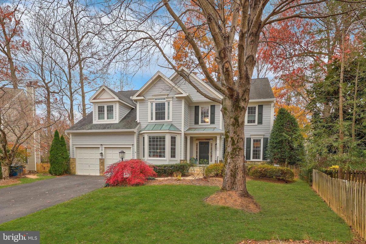Attached, Exterior, Facade, Queen Anne Victorian