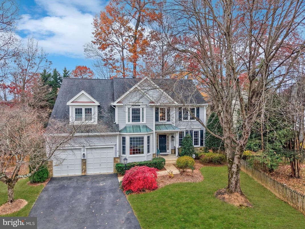 Attached, Exterior, Facade, Queen Anne Victorian