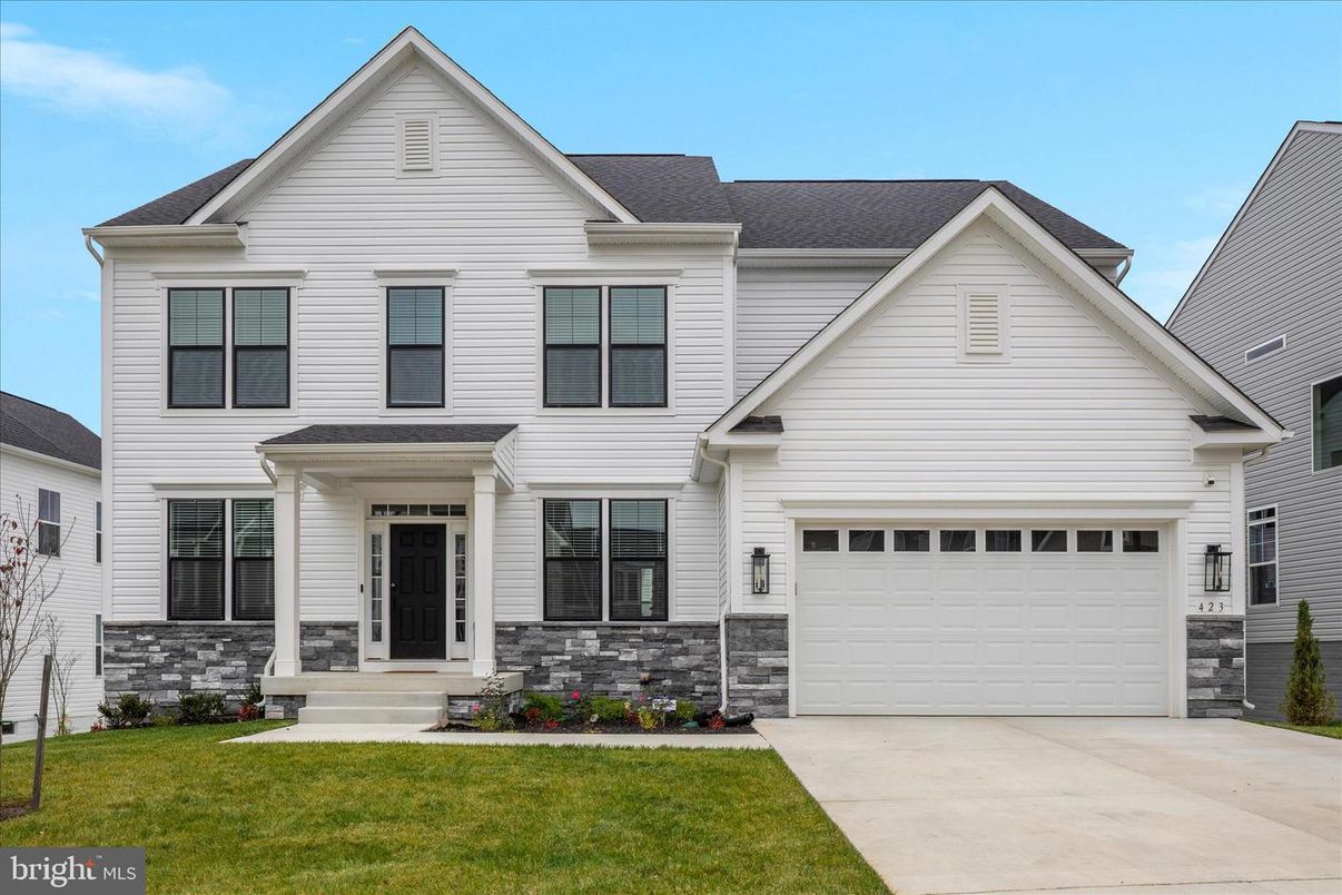 Attached, Exterior, Facade, Farmhouse