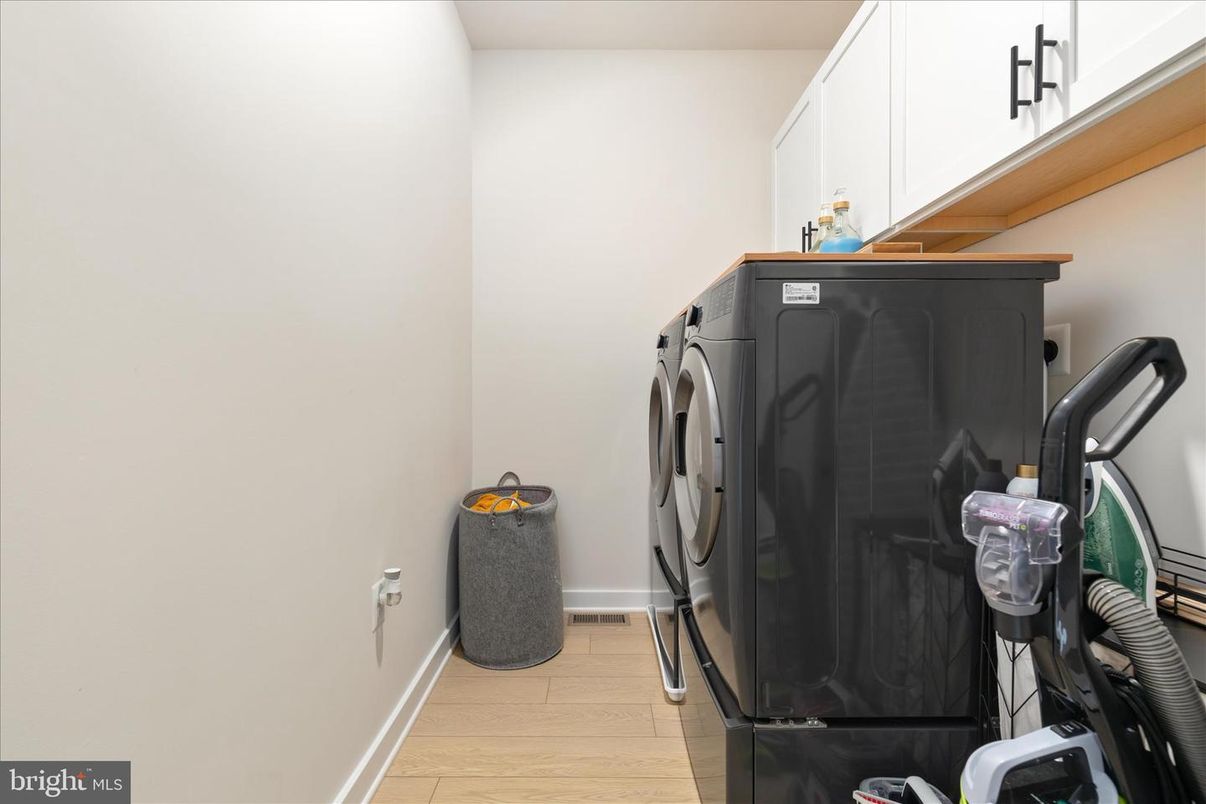 Interior, Washer, Wood Texture Flooring
