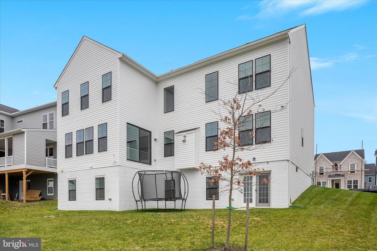 Backyard, Exterior, Facade, Playground, Rowhouse