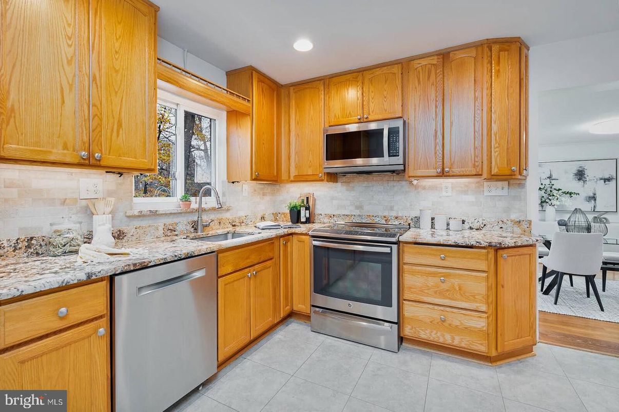 Dining room, Interior, Kitchen, Recessed Lighting, Stainless Steel Appliances