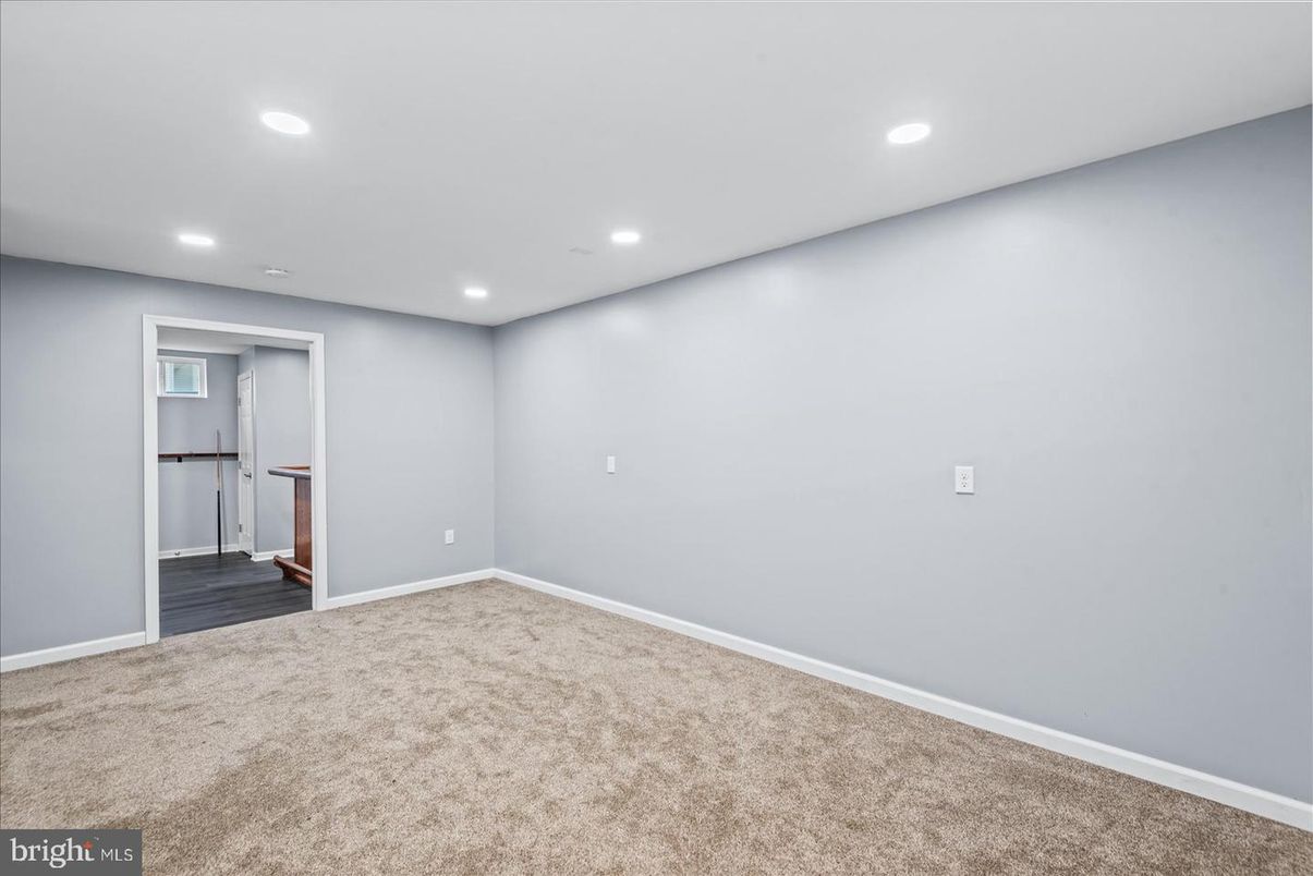 Empty room, Interior, Recessed Lighting