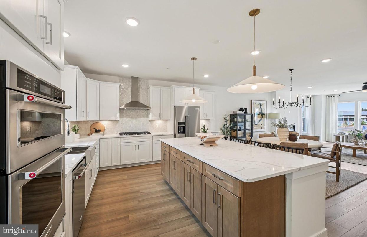 Dining room, Interior, Kitchen, Pendant Lights, Recessed Lighting, Stainless Steel Appliances, Wood Texture Flooring