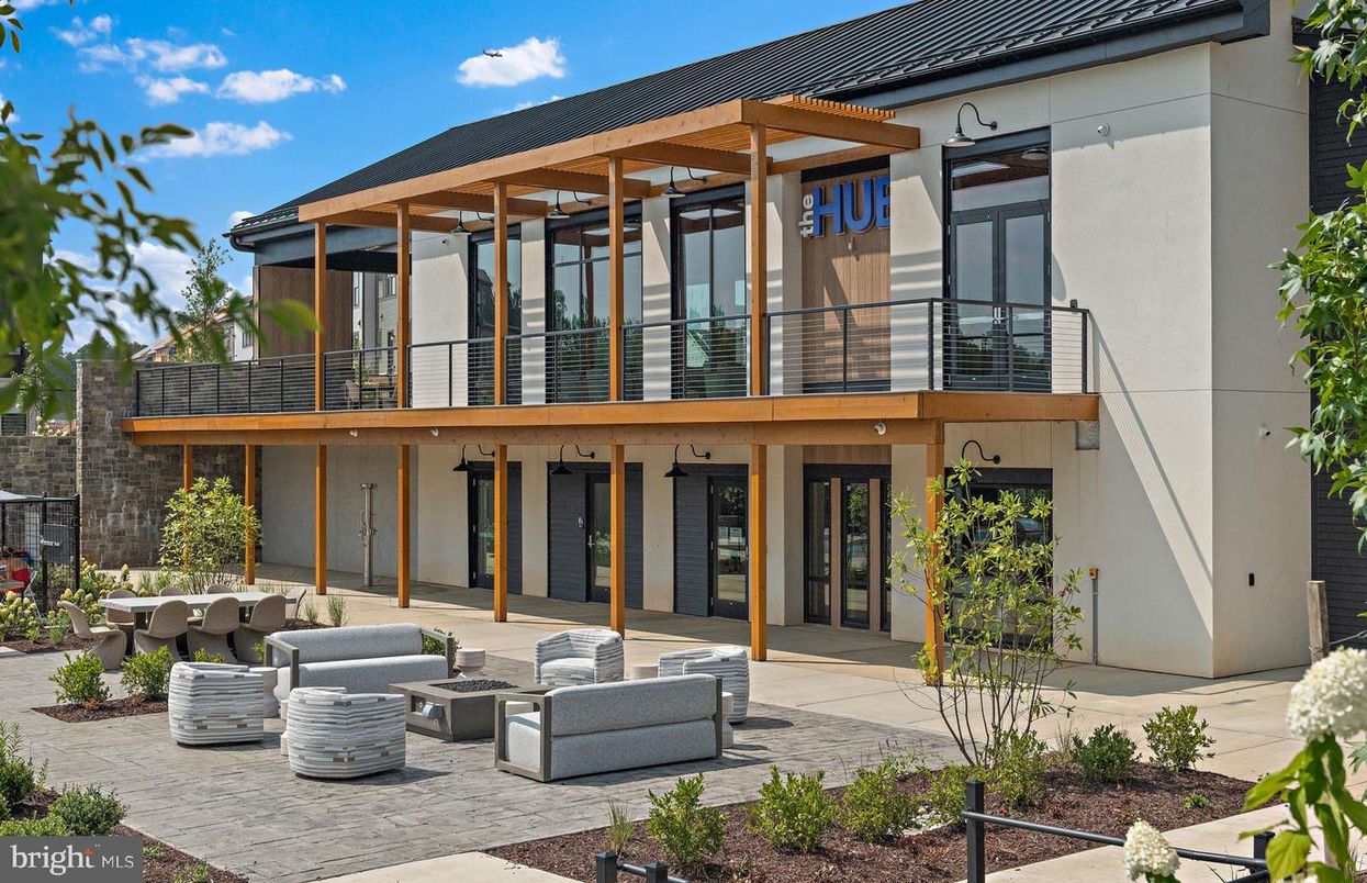 Exterior, Facade, Modern