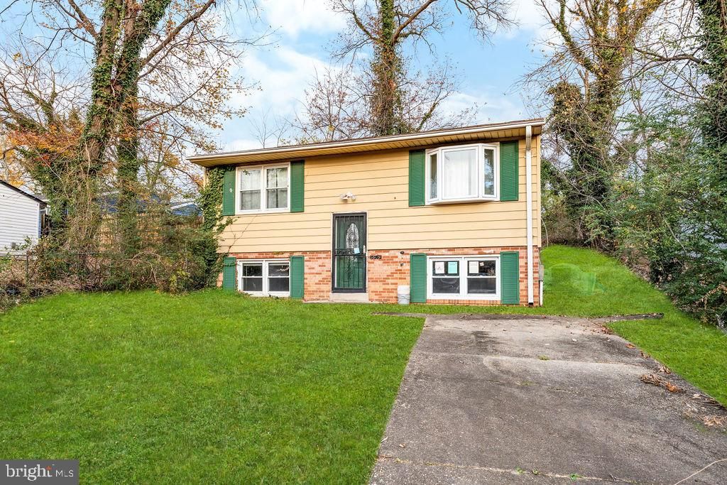 Exterior, Facade, Raised Ranch