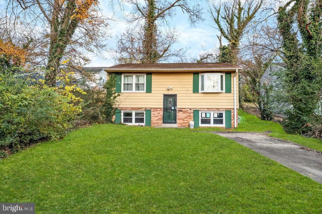 Exterior, Facade, Raised Ranch