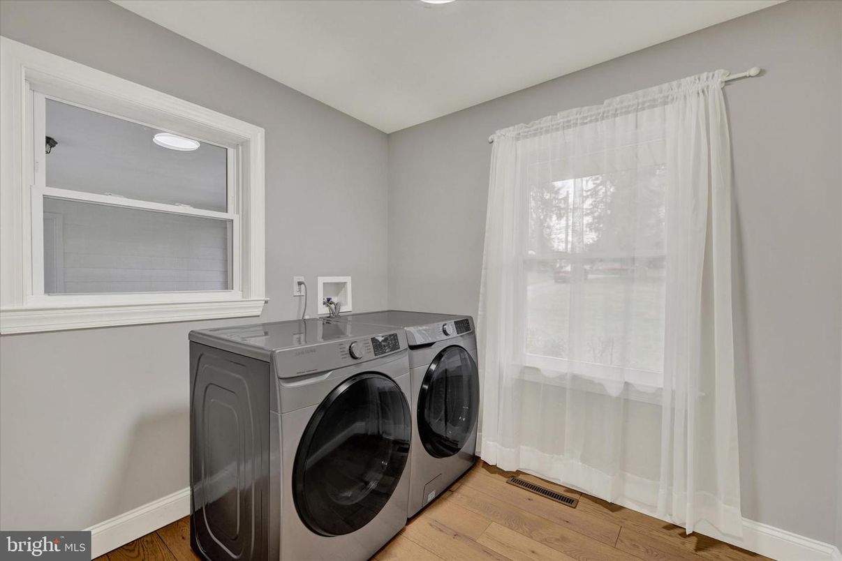 Interior, Recessed Lighting, Washer, Wood Texture Flooring