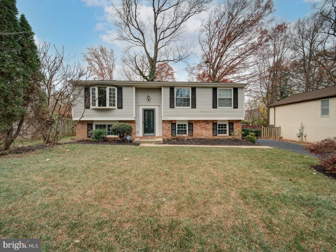 Backyard, Exterior, Facade, Brick Facade, Raised Ranch