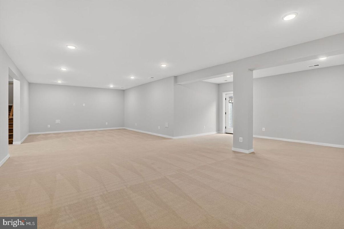 Empty room, Interior, Recessed Lighting