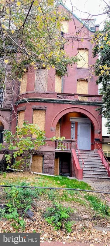 Exterior, Facade, Brownstone
