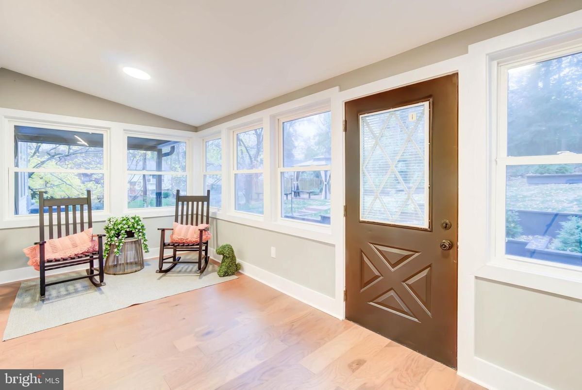 Interior, Recessed Lighting, Sun Room, Wood Texture Flooring
