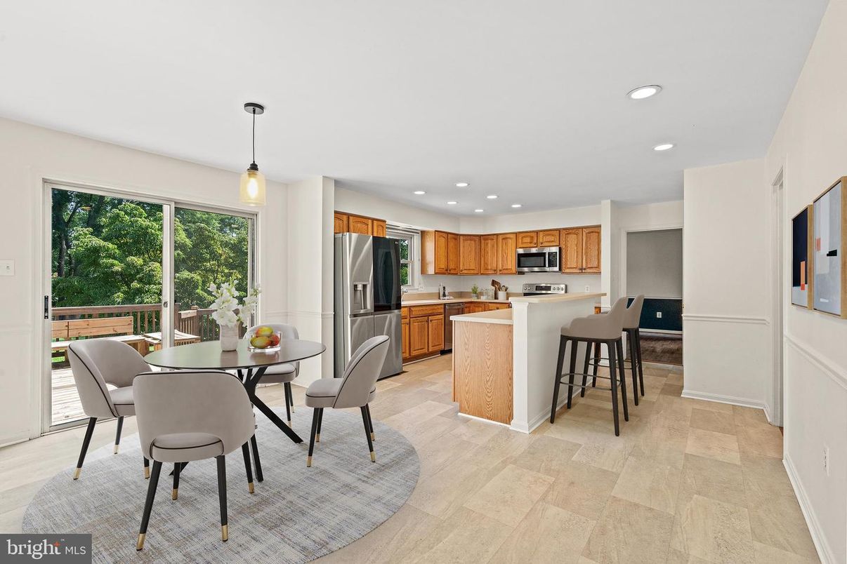 Dining room, Interior, Kitchen, Pendant Lights, Recessed Lighting, Stainless Steel Appliances