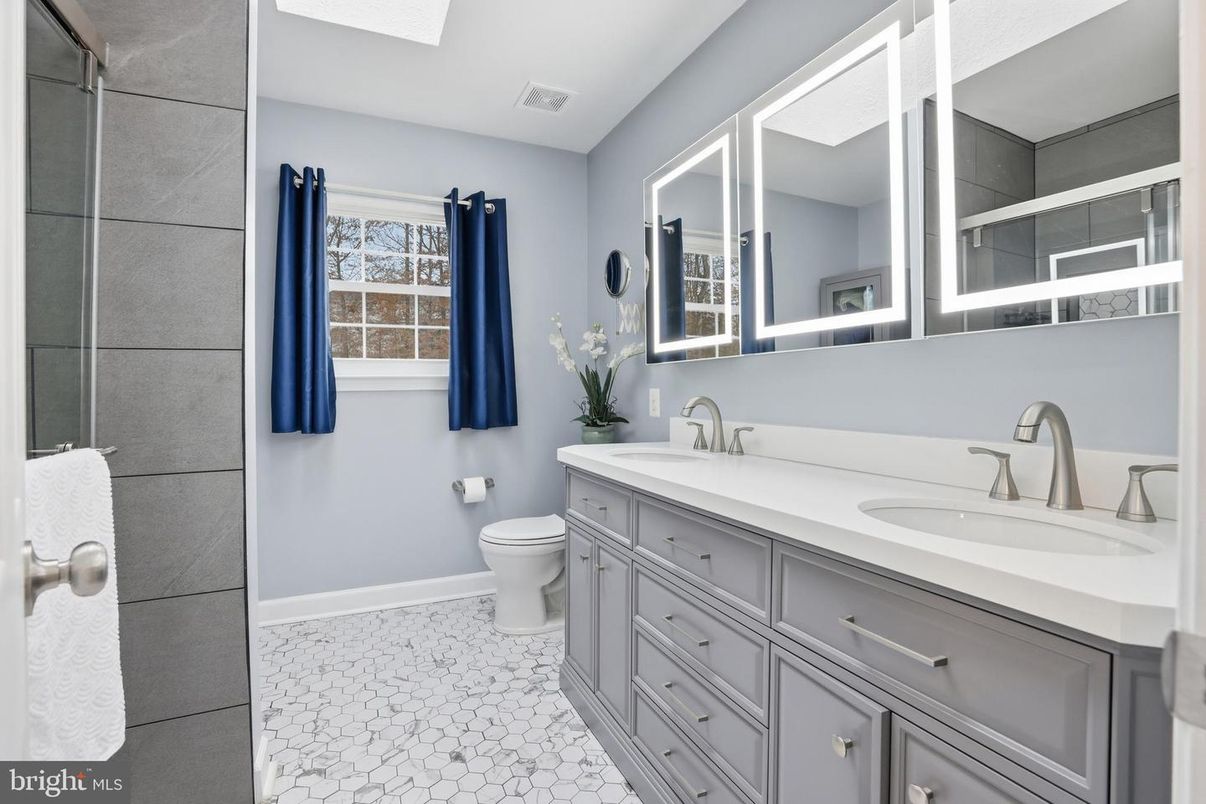Bathroom, Dual Sink Vanities, Interior