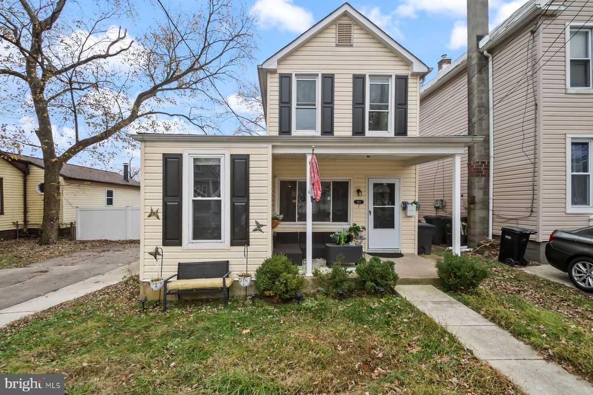Exterior, Facade, Queen Anne Victorian