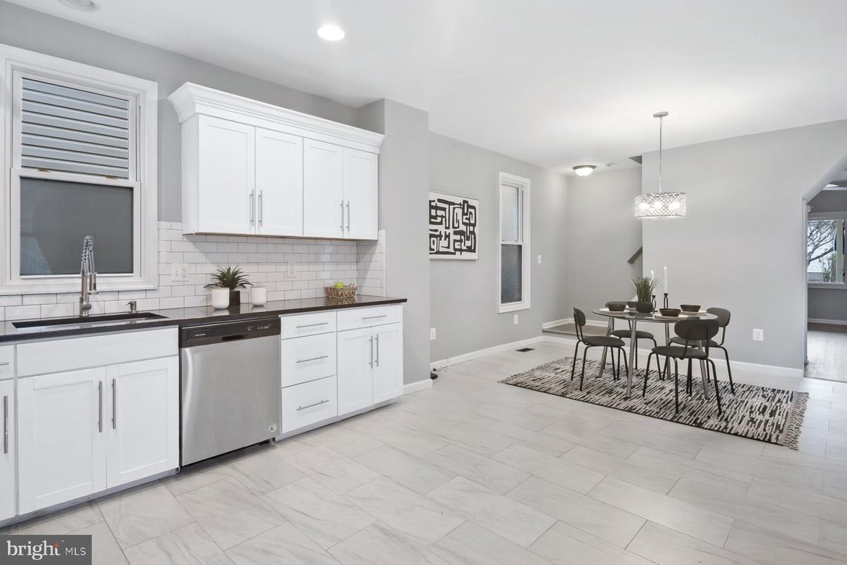 Chandelier, Dining room, Interior, Kitchen, Recessed Lighting, Stainless Steel Appliances