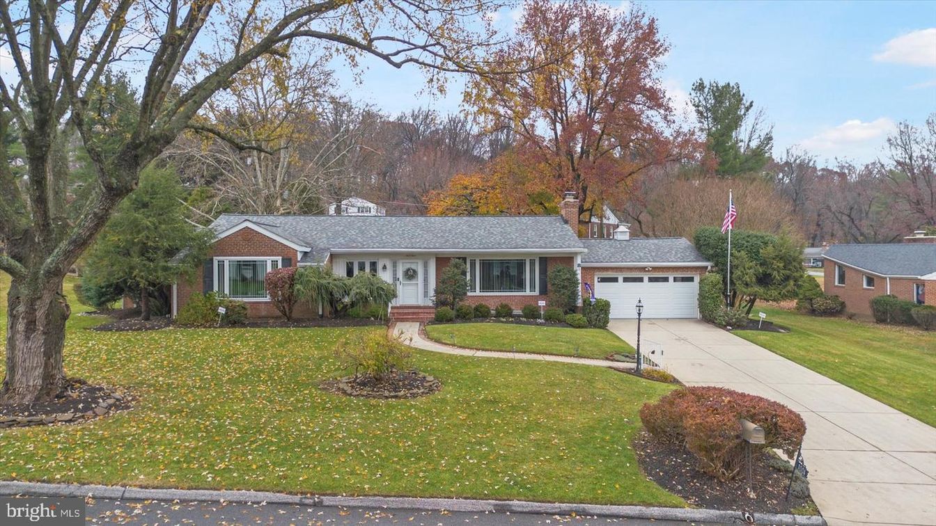 Attached, Exterior, Facade, Brick Facade, Ranch