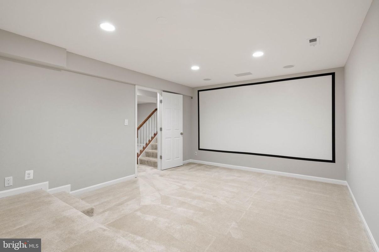 Empty room, Interior, Projection Screen, Recessed Lighting