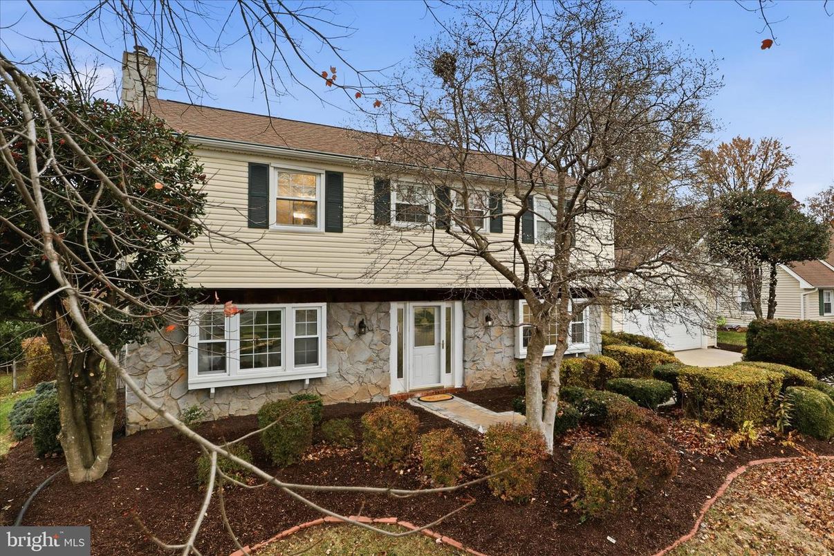 Exterior, Facade, Split Level