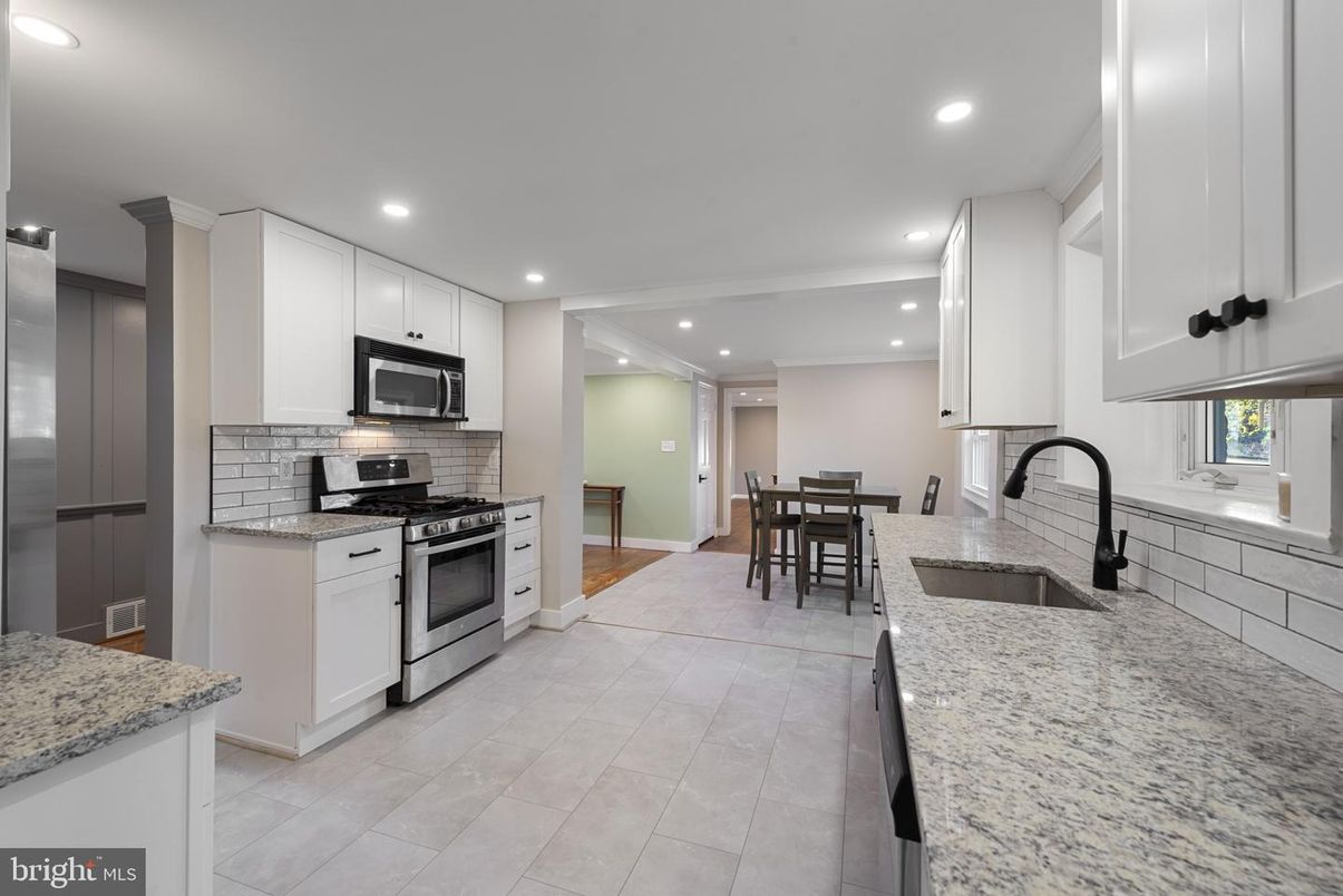 Dining room, Interior, Kitchen, Recessed Lighting, Stainless Steel Appliances