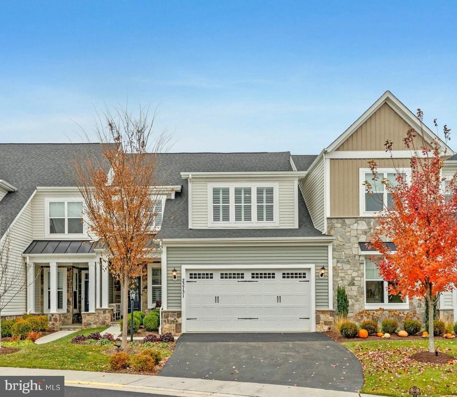 Attached, Exterior, Facade, Farmhouse