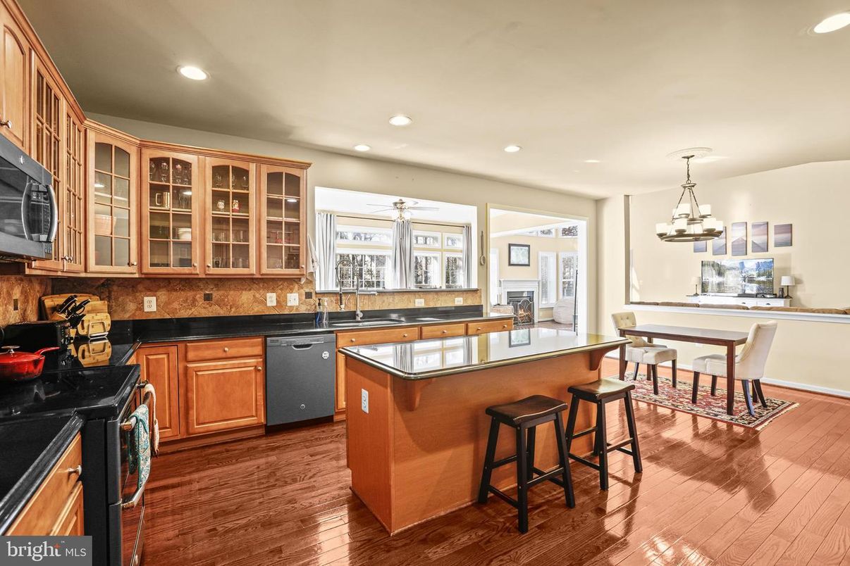 Dining room, Interior, Kitchen, Pendant Lights, Recessed Lighting, Wood Texture Flooring