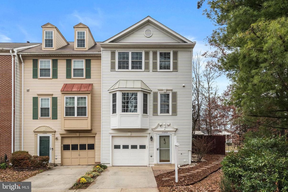 Attached, Exterior, Facade, Brick Facade, Georgian