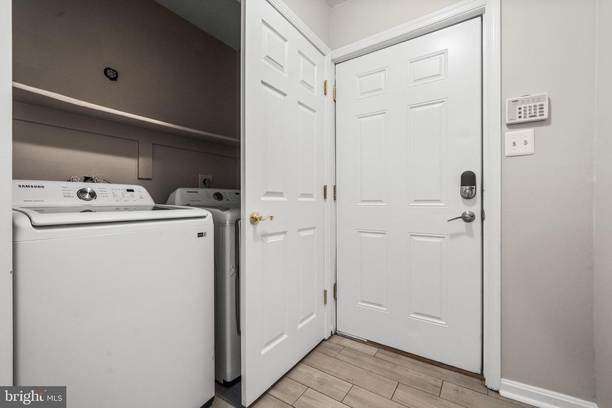 Interior, Washer, Wood Texture Flooring