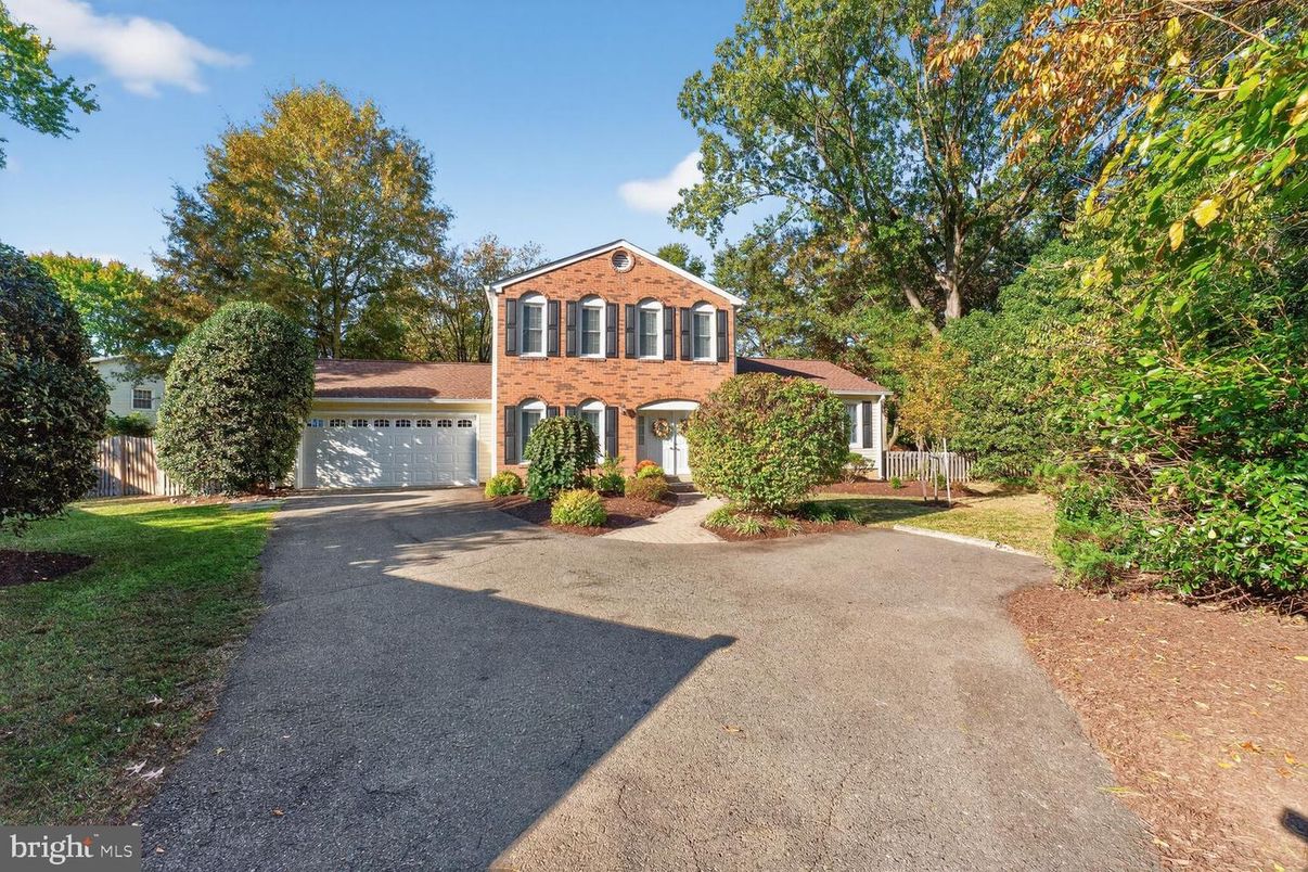 Attached, Exterior, Facade, Brick Facade, Georgian