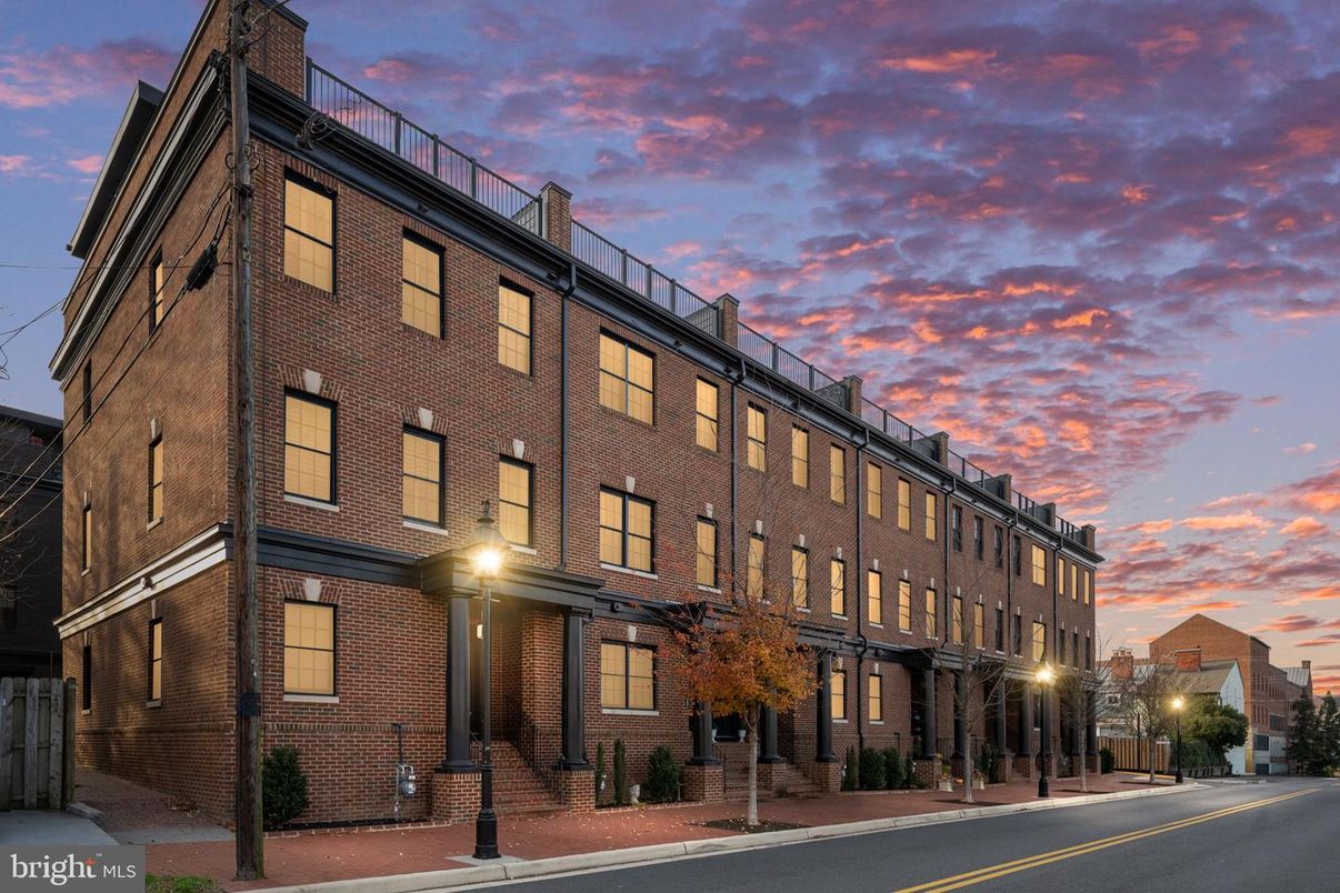 Exterior, Facade, Brick Facade, Chicago School