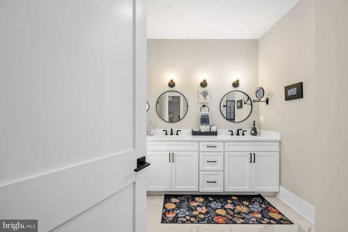 Bathroom, Dual Sink Vanities, Interior