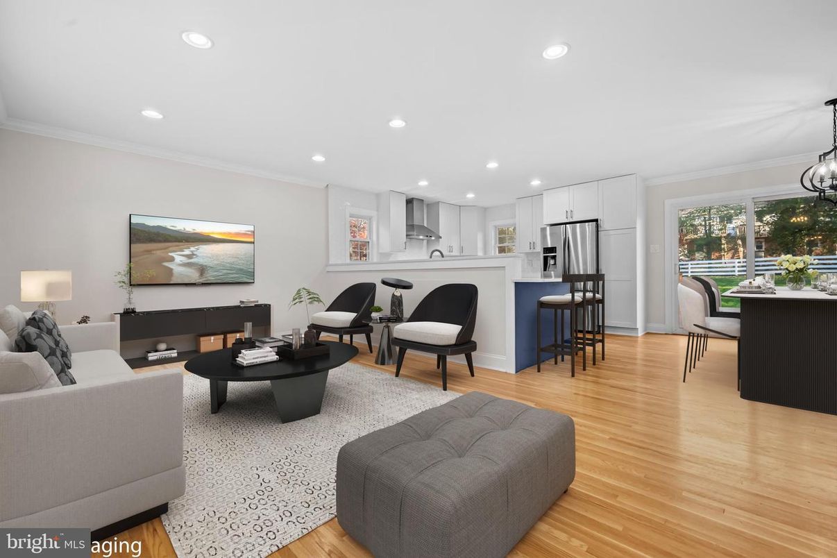 Dining room, Interior, Kitchen, Living room, Pendant Lights, Recessed Lighting, Stainless Steel Appliances, Wood Texture Flooring