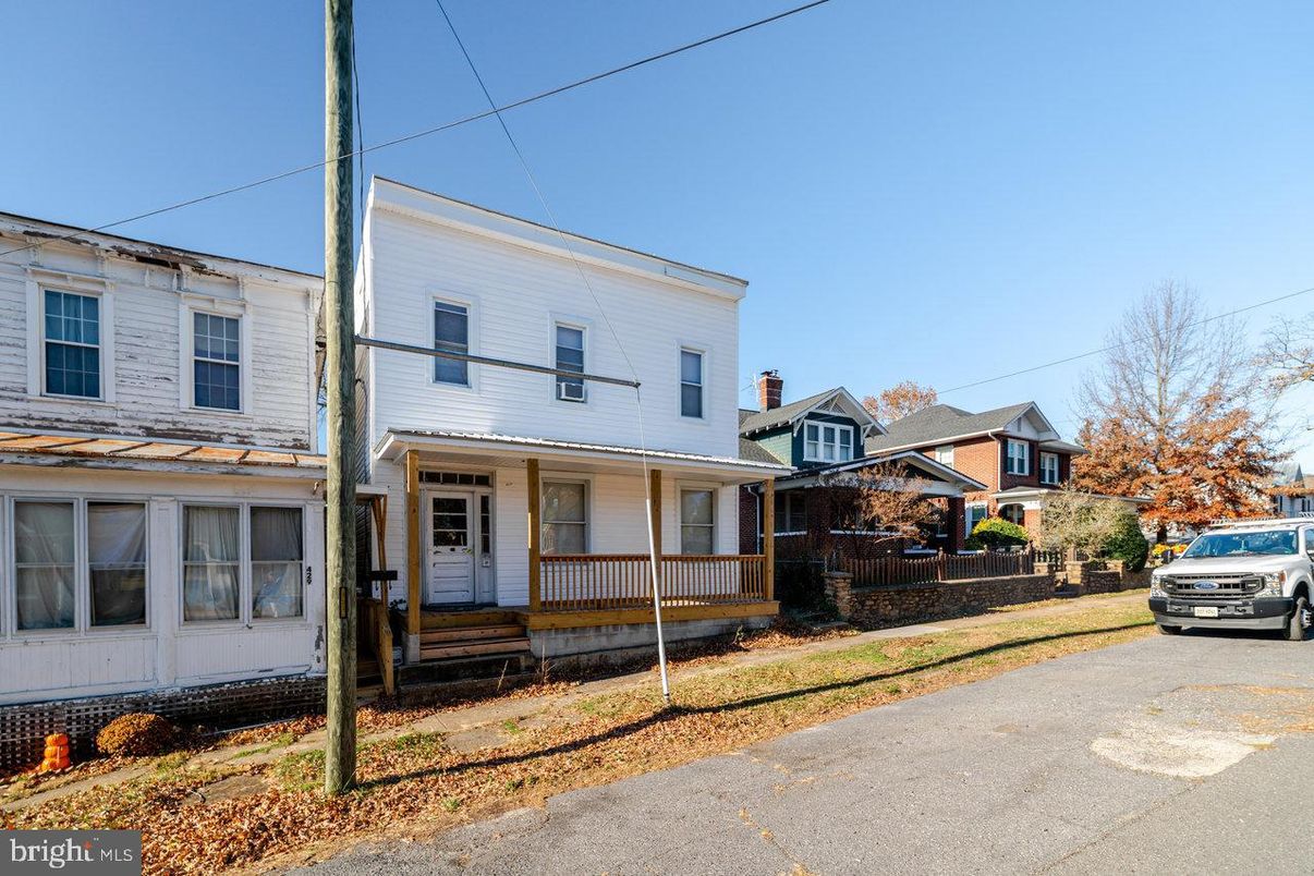Exterior, Facade, Rowhouse