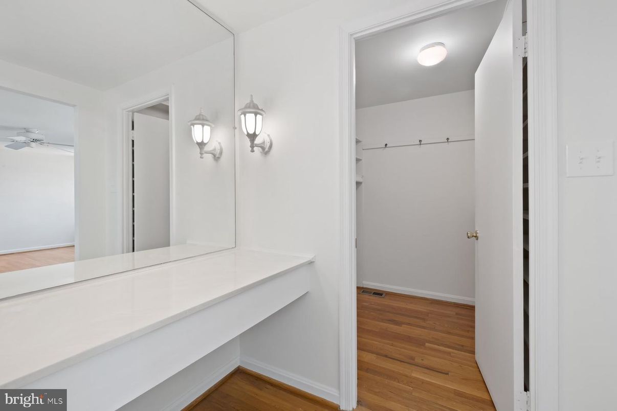 Interior, Walk-in Closets, Wood Texture Flooring